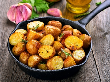 Пресни картофи по селски с масло, чесън и копър - снимка на рецептата